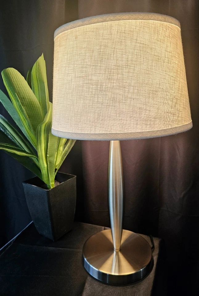 Lámpara de mesa Adesso de 23 pulgadas contemporánea de acero inoxidable con pantalla de tela blanca Foto 3 de 4