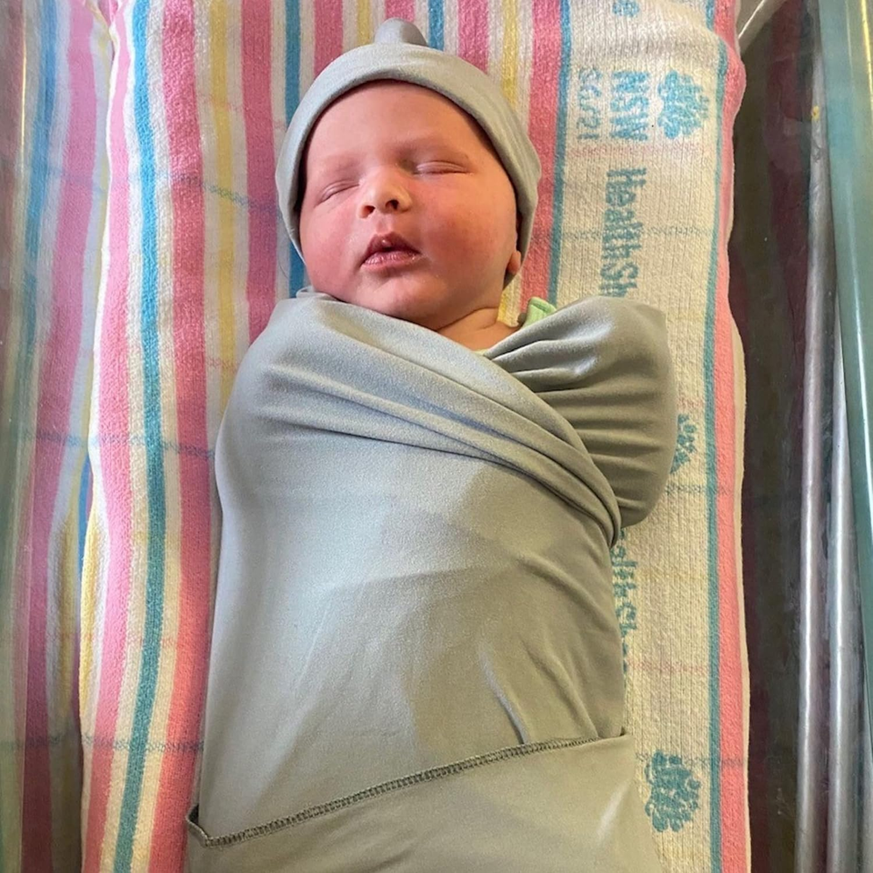 Baby Swaddle Set Wrap Your Precious NewBorn Baby in This Cotton