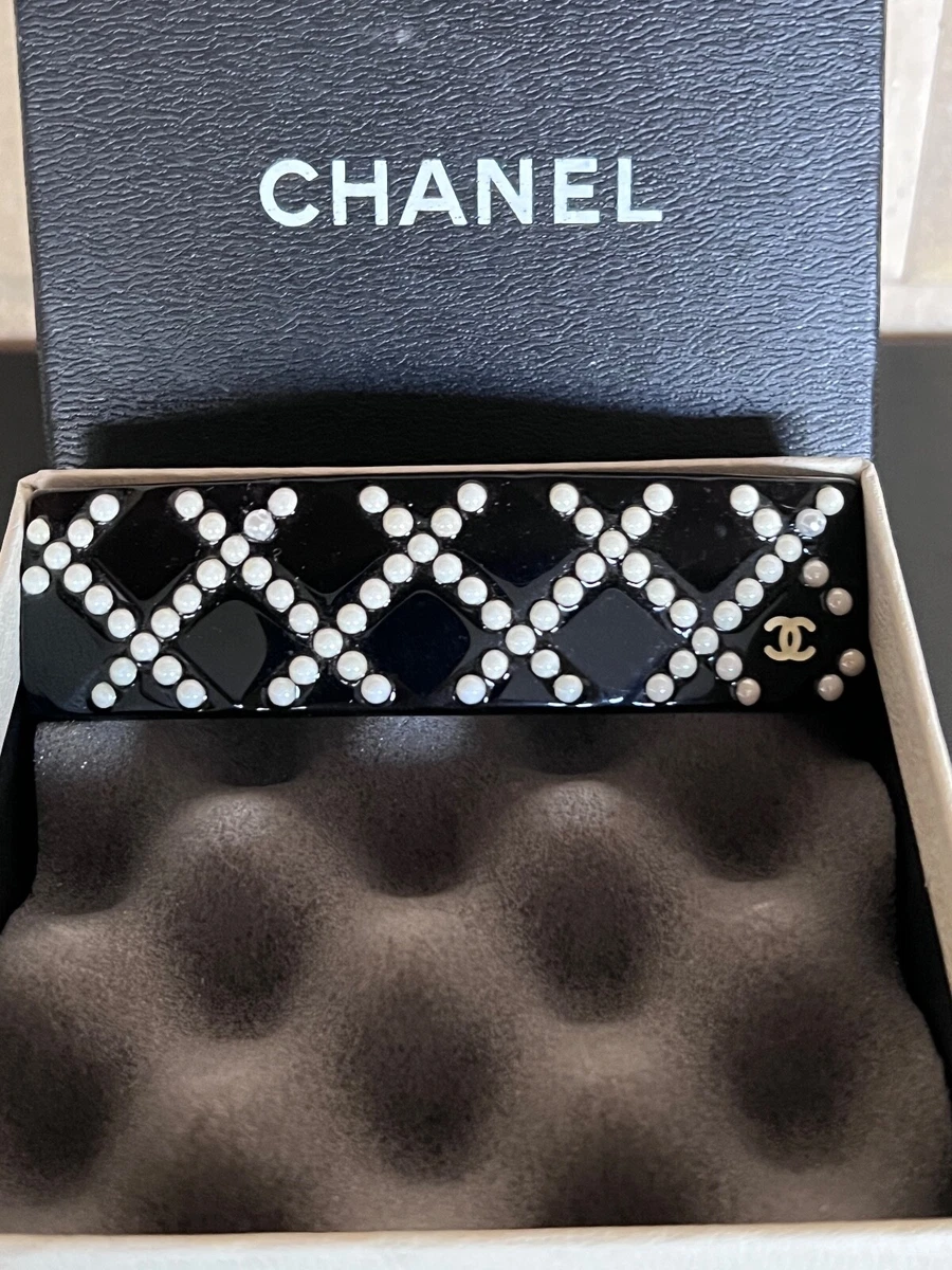 chanel claw clip