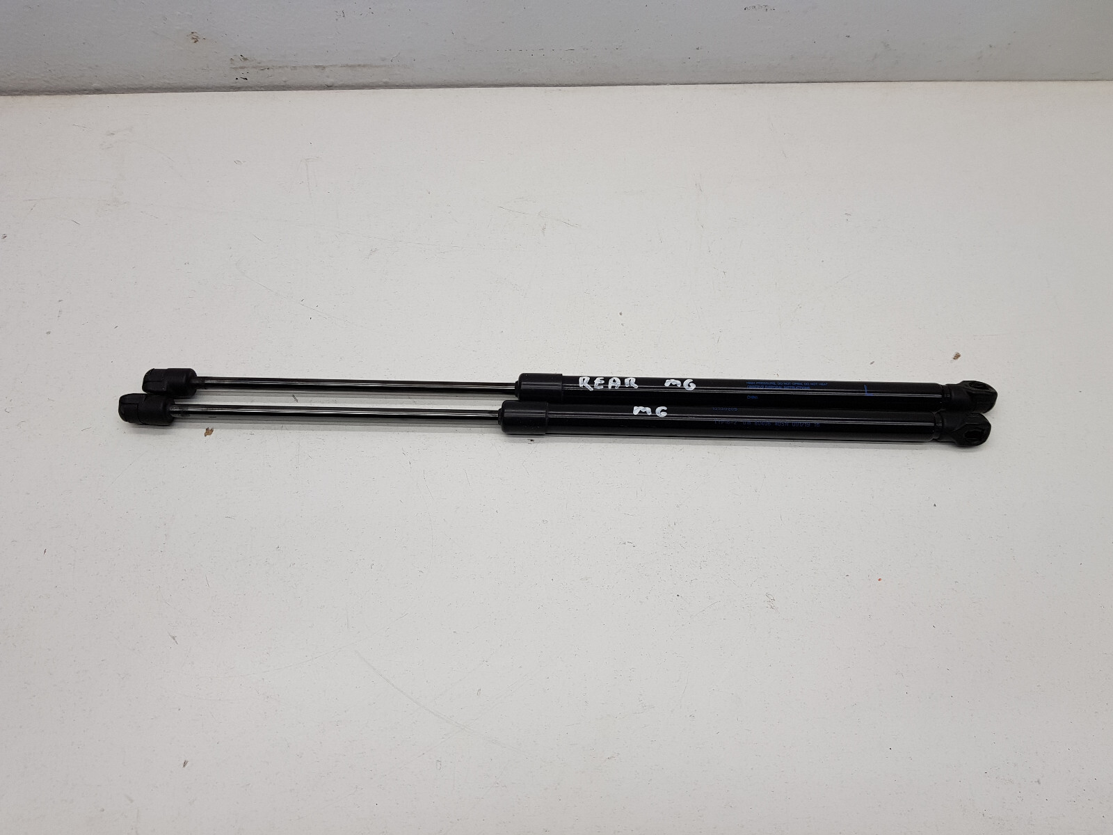 2020 MG ZS SUV PAIR OF REAR TAILGATE GAS STRUTS OEM 10316252  