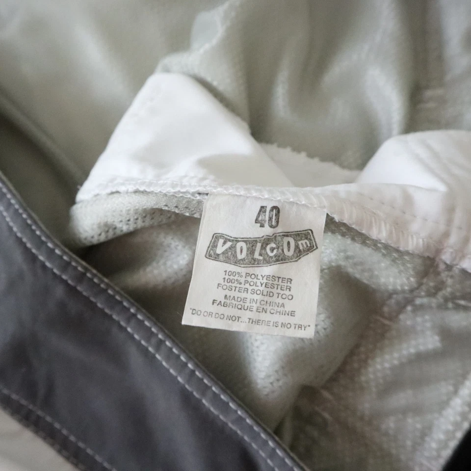 Volcom Men's White Gray & Red Foster Solid Too Mesh Lined Board Shorts Size 40 - Image 4 of 4