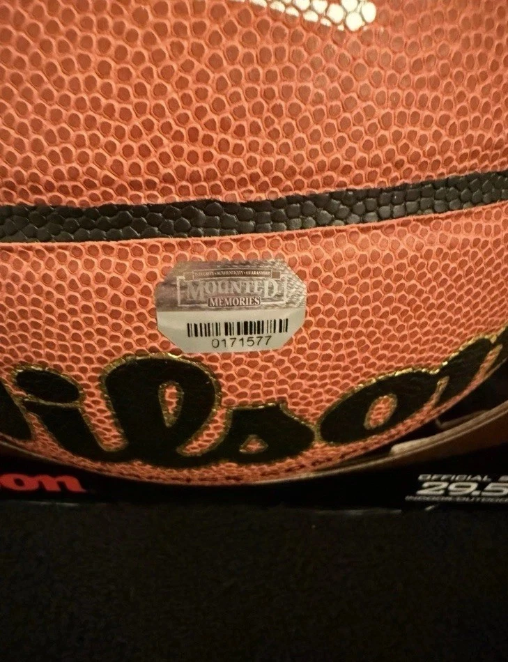 Saltos de alcatrão Tyler Hansbrough autografado basquete NCAA Wilson UNC - Imagem 3 de 4