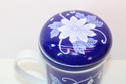 NUOVA tazza da tè/caffè in porcellana con coperchio World Market blu/bianco floreale 14 oz - Foto 3 di 6