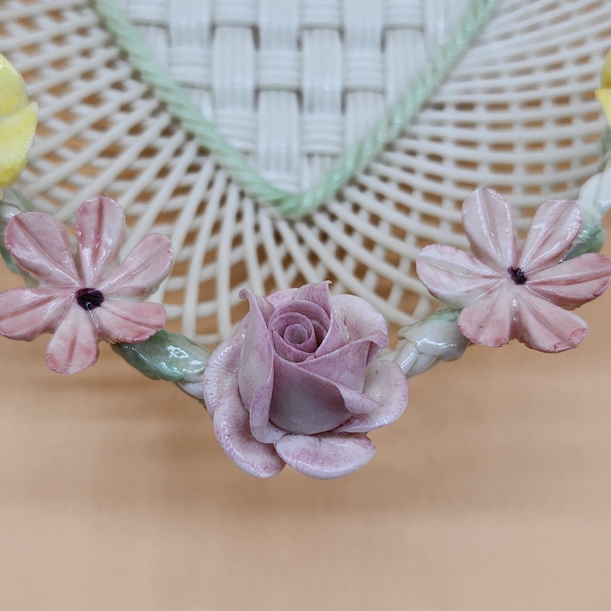Belleek ベリーク ハートの盛皿 Vintage BELLEEK FERMANAGH Heart Shape Flowers Weaved