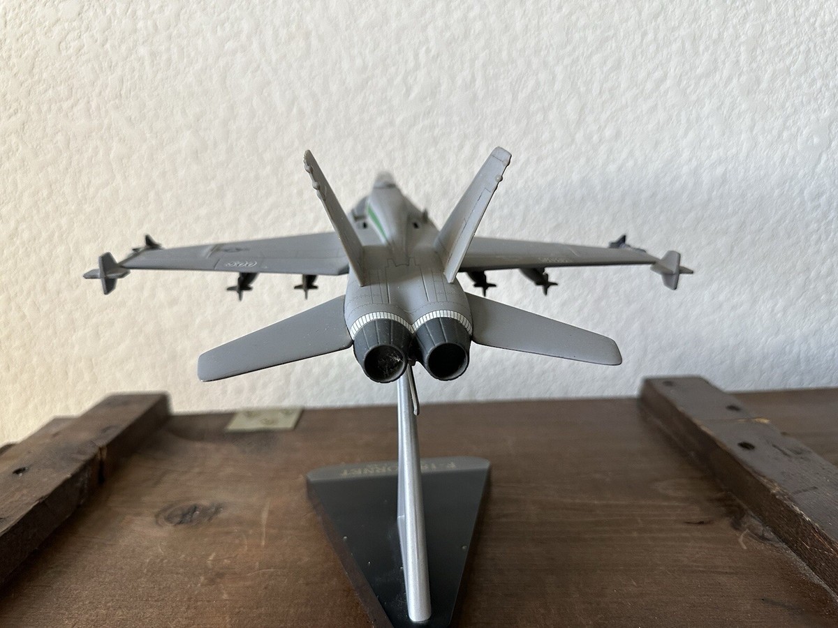 F-18 HORNET Desk Top U.S. Navy Aircraft Jet Airplane Model Scale 1