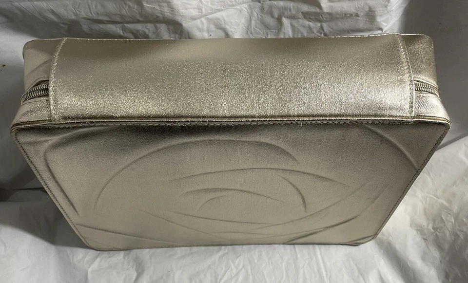 Bolsa/estuche de maquillaje Lancome dorado color metálico 2023 con mango y cierre de cremallera Foto 4 de 4