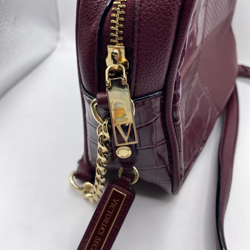 Bolso Bandolera Victoria’s Secret Borgoña Retazos Cuero Sintético Dorado Logo Cartera Foto 4 de 4