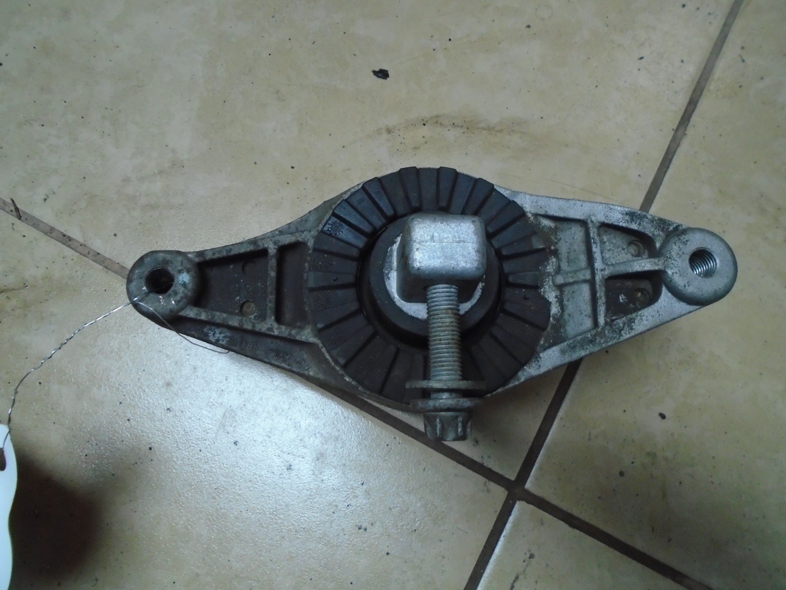 14-17 MASERATI GHIBLI RIGHT FRONT ENGINE MOUNT SUPPORT BRACKET 670003628 OEM
