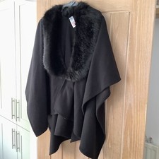 Czarna peleryna ze sztucznego futra przycięta jeden rozmiar