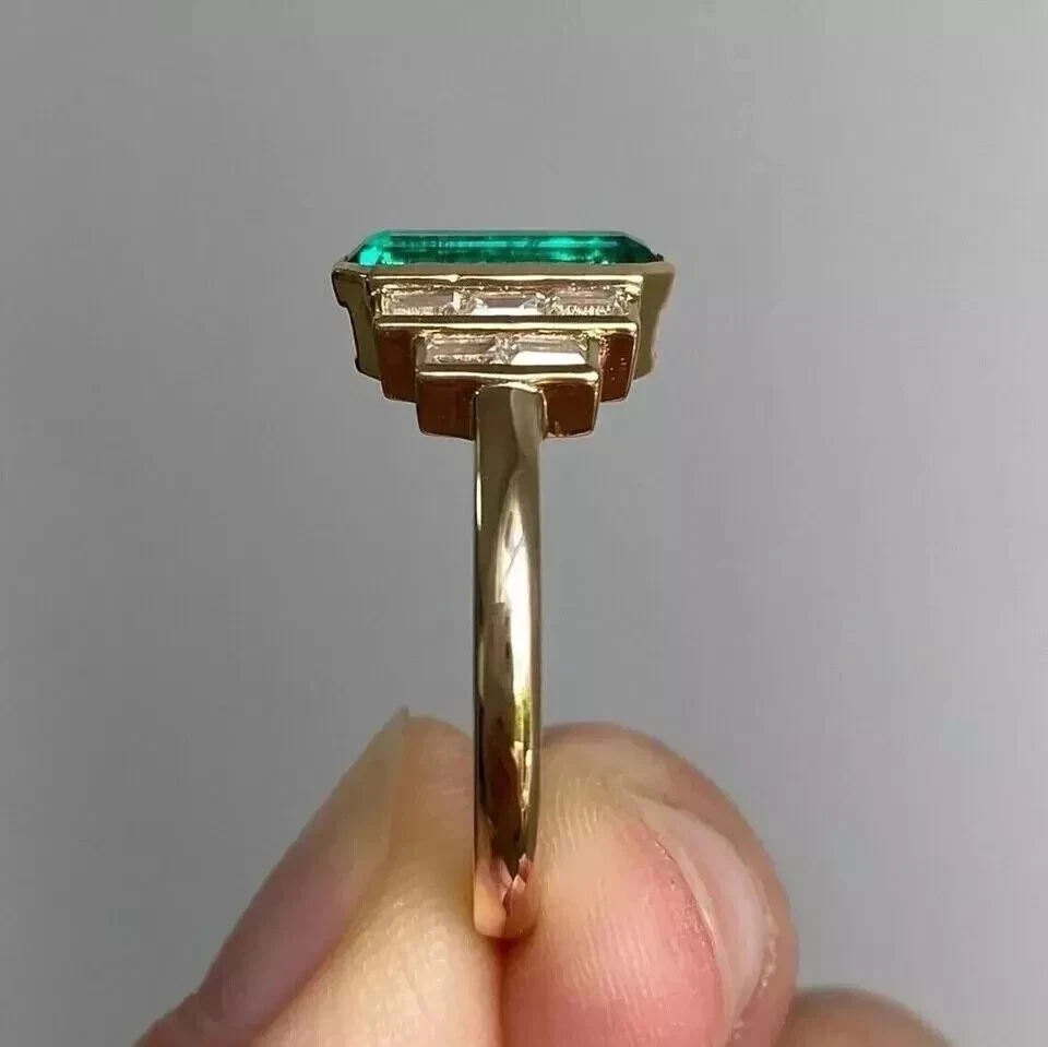 Anillo de compromiso solitario esmeralda de 3 quilates creado en laboratorio enchapado en oro amarillo de 14 quilates Foto 2 de 4