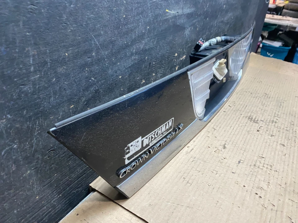 Painel de placa de licença traseiro Ford Crown Victoria porta-malas 1998 a 2011 V2507 DG - Imagem 3 de 4