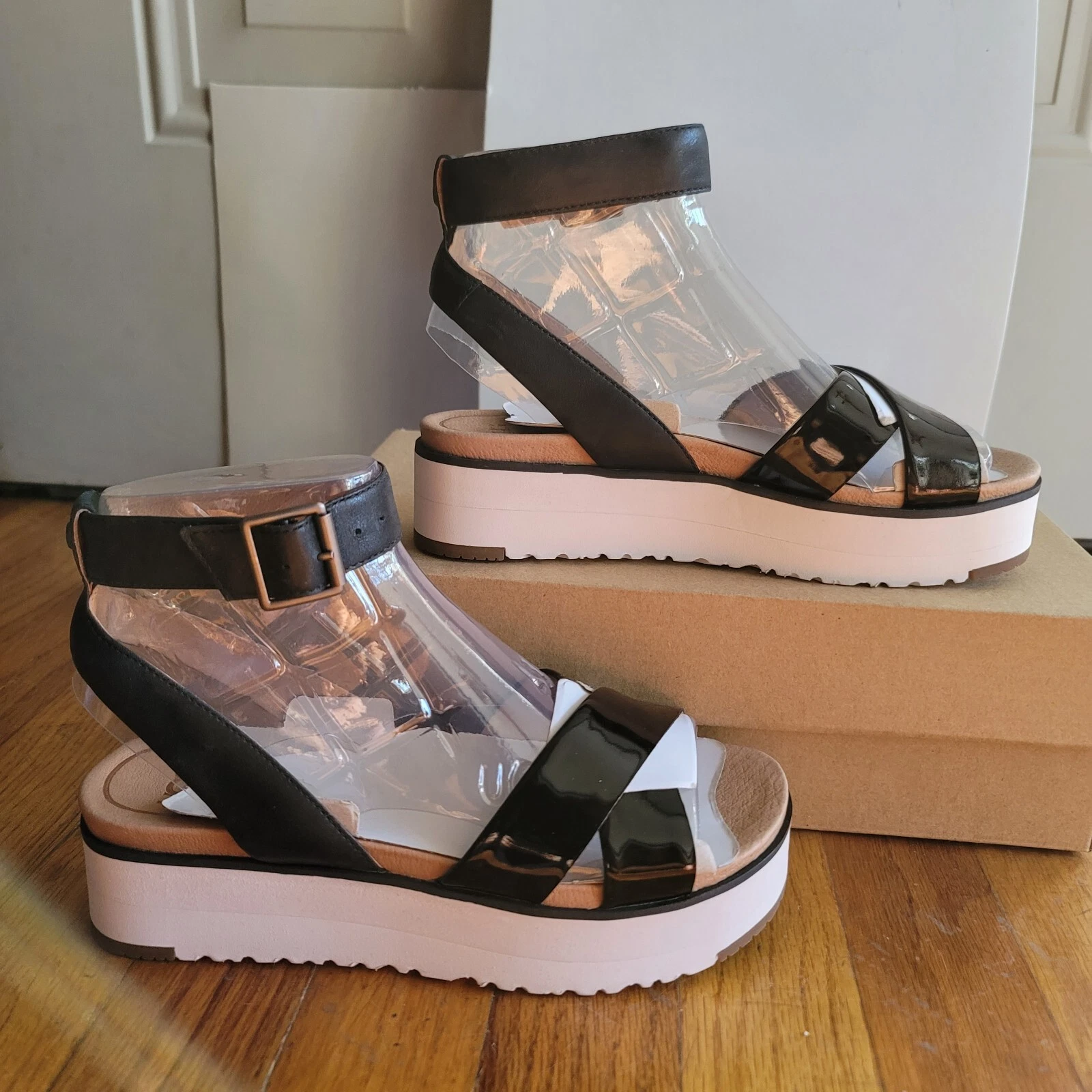 Sandali UGG Australia donna Tipton 1102597 neri in pelle verniciata con plateau taglia 6