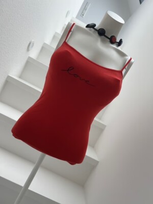 NEU Süßes rotes Träger Top in Microtouch-Qualität mit Statement  love  Gr. M