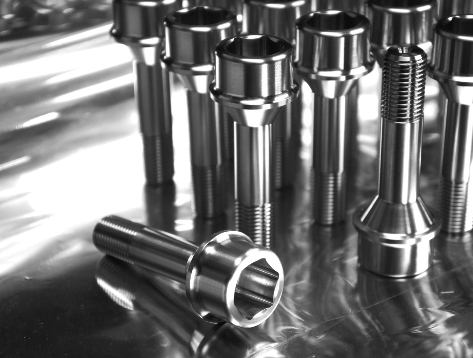 10x set Ferrari Titanium Lug Bolts bolt M14X1.5 17mm 62mm for 10mm spacers