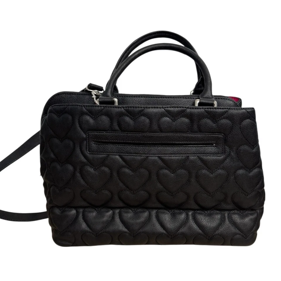 Bolso de mano Betsey Johnson XOXO negro acolchado corazón cuero vegano arco grande Foto 2 de 4