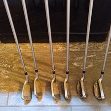 Cleveland HB Ladies Right-Handed 6 Club Iron Set Graphite Shafts Red Grips