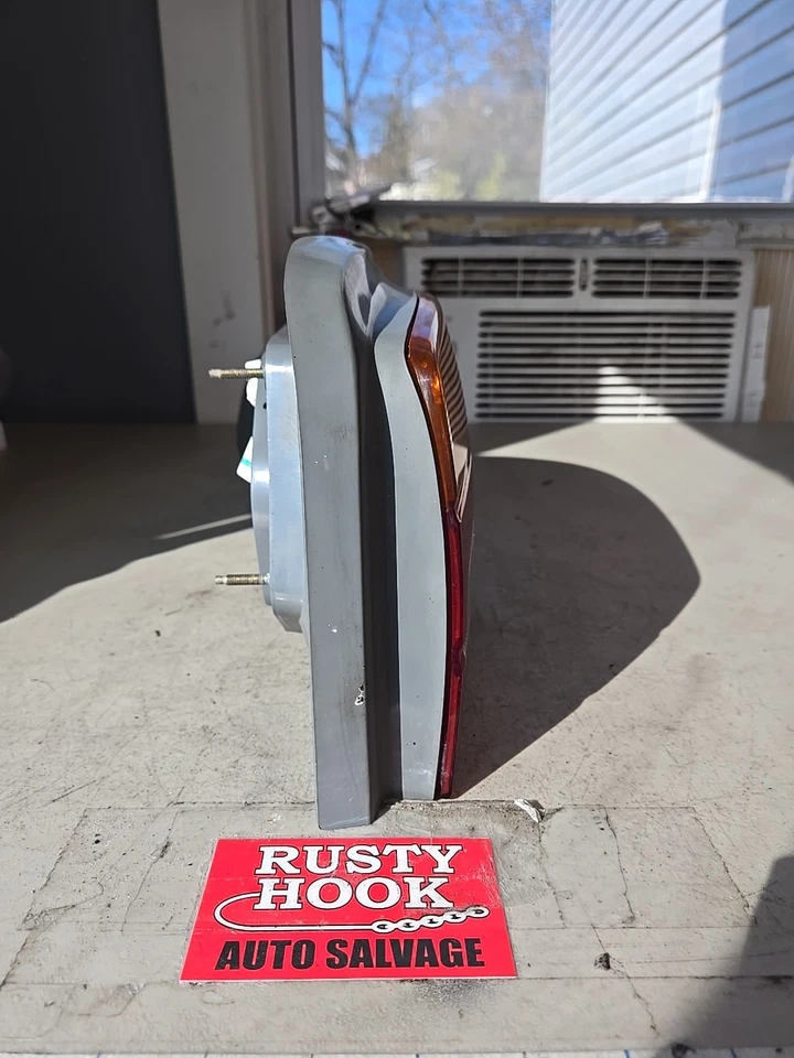 1999 CHEVROLET GEO PRIZM RIGHT PASSENGER  SIDE Tail Light LAMP - Image 2 of 4