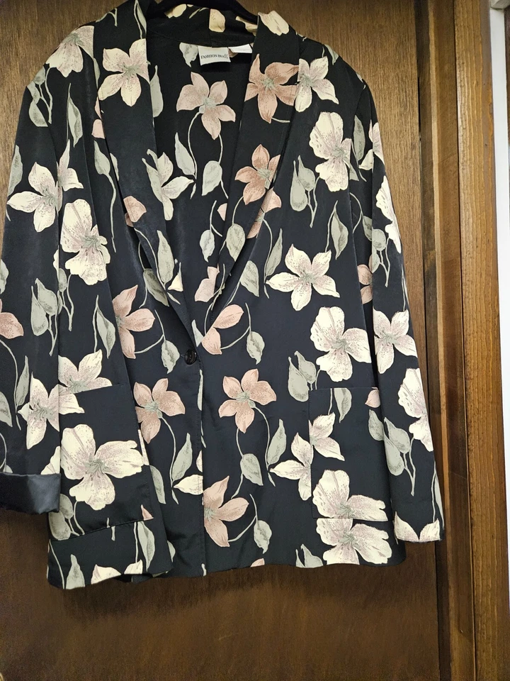Blazer Fashion Bug Talla 26-28 Negro Floral Foto 3 de 4