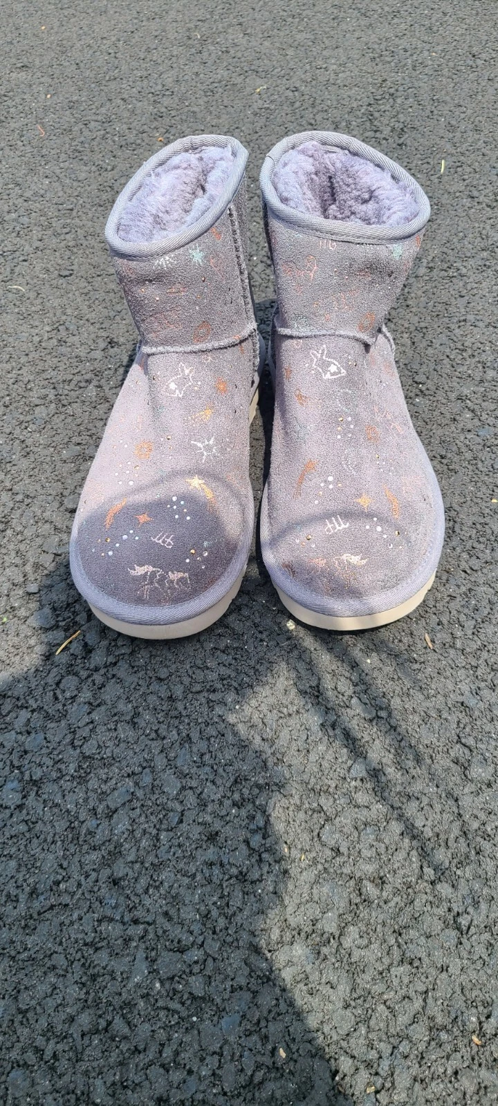 UGG CLASSIC ZODIAC MINI STIVALI DA DONNA NIGHTFALL PELLE DI PECORA TAGLIA US 7 usati