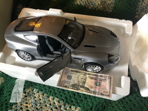 ASTON Martin V 12 VANQUISH 007 Bond Car - Color SILVER - Scale 1:12 - Kyosho - Picture 3 of 8