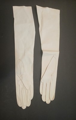 Vintage Sakowitz Gloves Womens 7 French Opera Length Leather Lavable 60s 70s