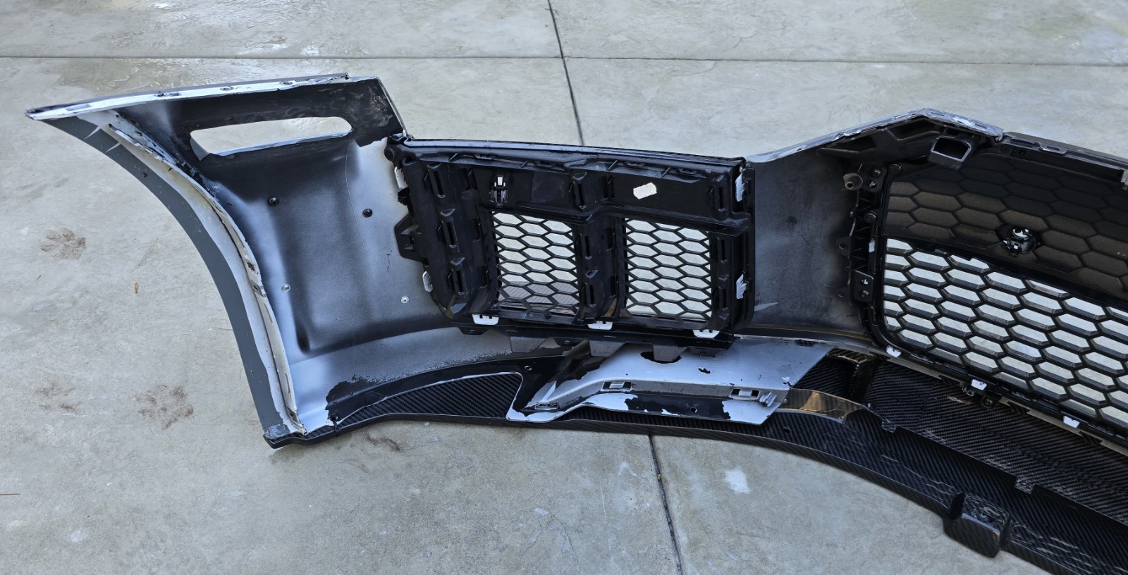 2015-2018 AUDI R8 FRONT BUMPER COVER ASSEMBLY W/ GRILLES WHITE DAMAGED CARBON 