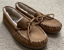 Minnetonka Cally Women s 8 Faux Fur Shearling Tan Suede Cozy Moccasin Slippers