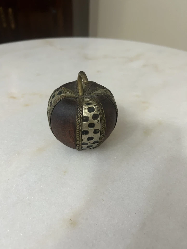 "Manzana decorativa de madera torneada vintage Charles Marcak con adorno de metal 4""x 4""" Foto 4 de 4