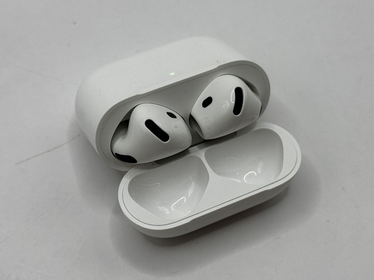 Apple A3058 4th Gen Wireless Airpods with Charging Case Apple A3058 4th Gen Wireless Airpods with Charging Case