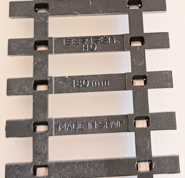 Vía de tren IBERTREN HO 180mm. Made in Spain
