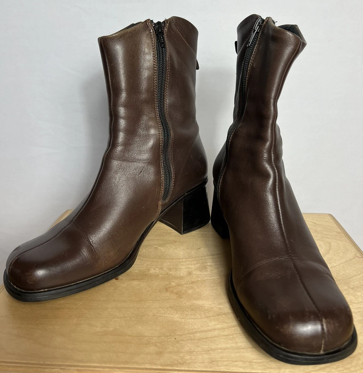 La canadienne hotsell lilly suede boots