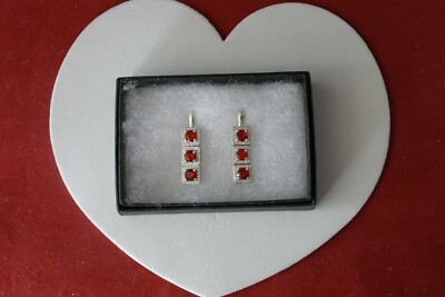 925 Ohrringe mit rotem Blutrubin & weißem CZ. 4,8 gr. 3,4 cm. Lang