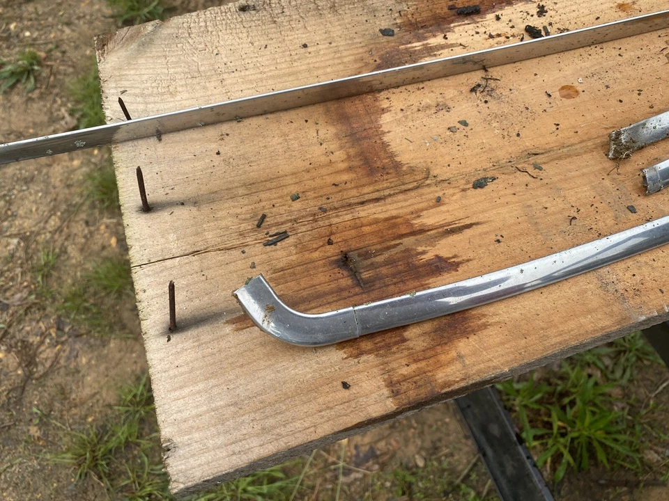 Ford Fairlane 500 1963 sedán de 2 puertas ventana trasera juego de molduras de acero inoxidable vidrio trasero Foto 2 de 4