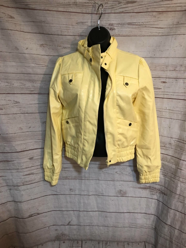 Jaqueta feminina Charlotte Russe com zíper frontal amarela tamanho P pequena - Imagem 2 de 4