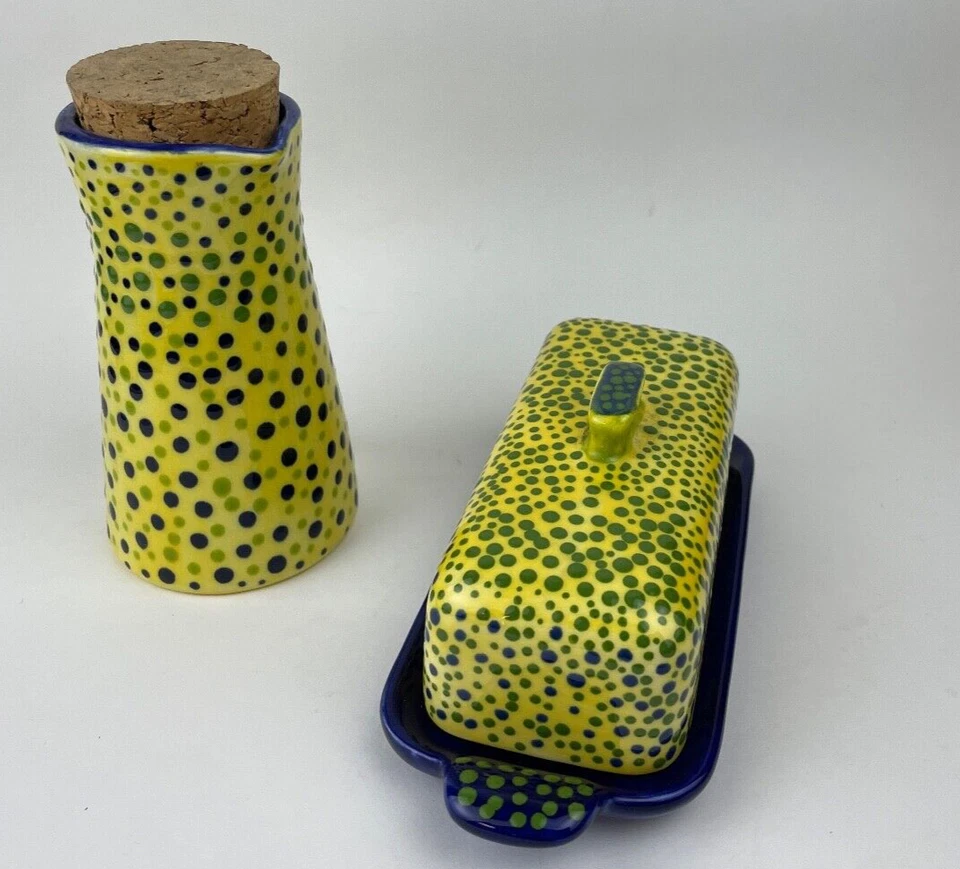 Plato de mantequilla de cerámica hecho a mano y jarra pequeña con corcho - azul y amarillo punteado Foto 4 de 4
