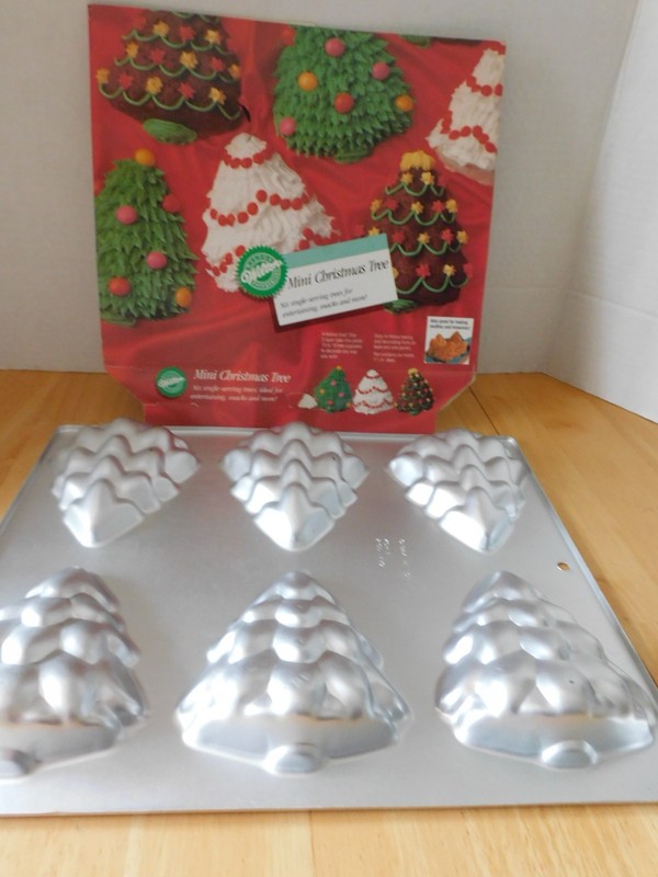 Wilton Mini Christmas Tree Cake Pan 2105-1779 With 6 Mini Cake Molds Vintage NOS