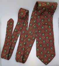 Vintage Brooks Brothers Makers Tie Red Green Gold Medallion Silk 3.5x58 EUC