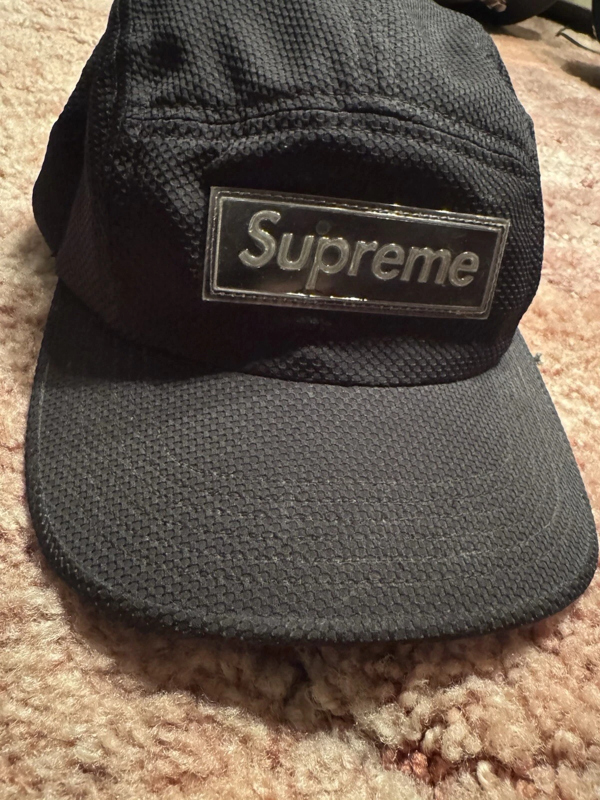 Chapeau Supreme noir à bretelles 