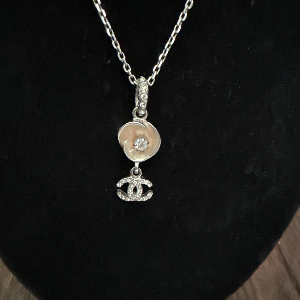 Collar CHANEL Cocomark Camelia Estrás Motivo Metal Estrás Plateado  Foto 2 de 4