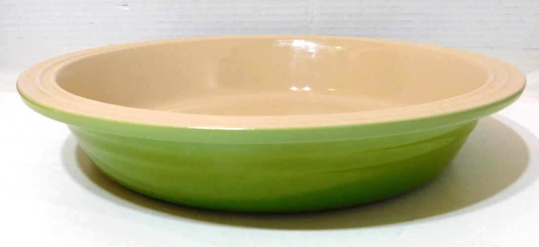 Le Creuset Kiwi Green Stoneware Pie Dish 10”