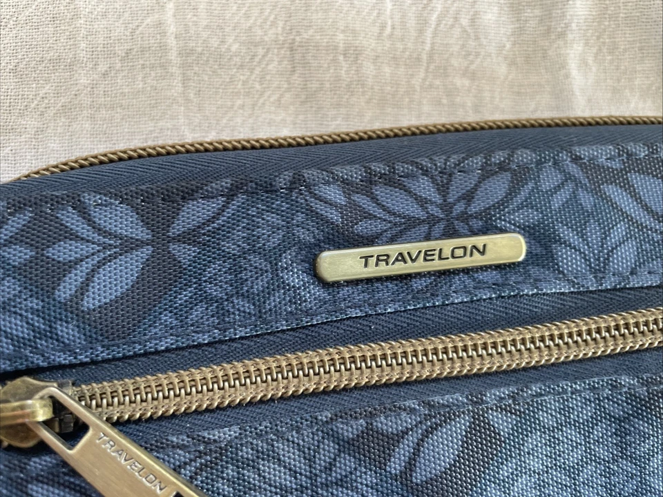 CARTEIRA DE VIAGEM CLUTCH PULSEIRA AZUL MARINHO ESCURO ALÇA COM ZÍPER - Imagem 4 de 4