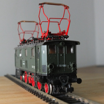 Roco 04145A HO gauge DB BR 132 / E32 electric locomotive in green livery