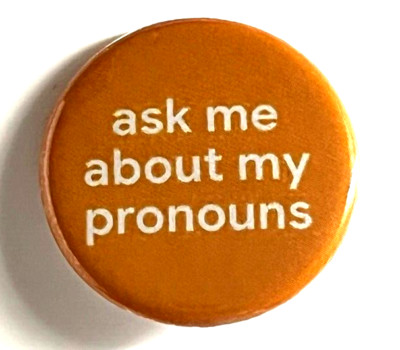 Brosche Badge '' Ask me about my pronouns '' Orange & Weiß Neu D=3cm