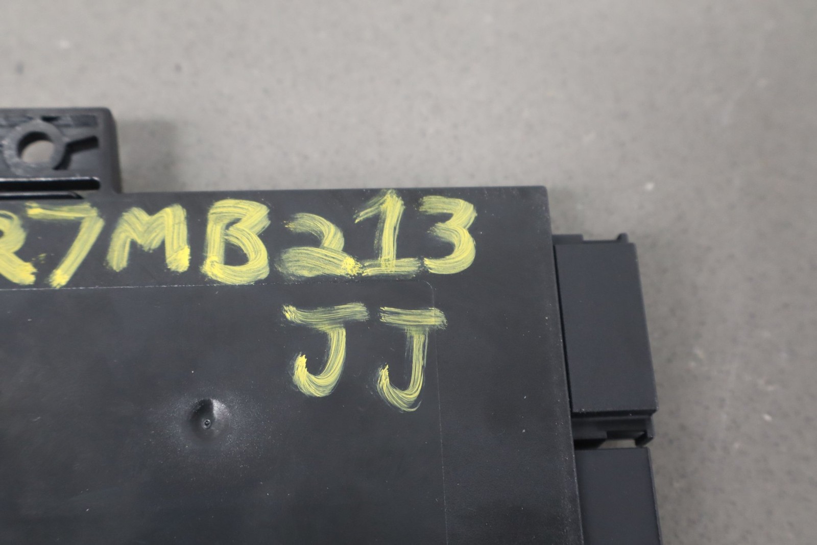 2007 Maybach 57 W240 Bus Node Roof Control Module A2408201885