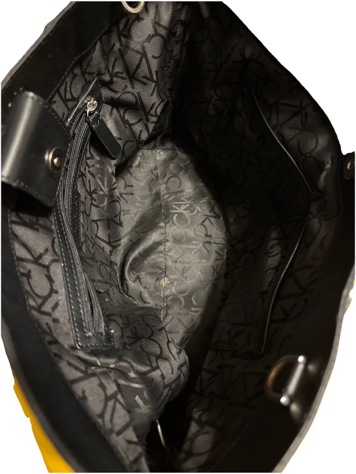 Bolsa Tote Calvin Klein Signature Monograma – Preta/Cinza – Comprador Grande - Imagem 4 de 4