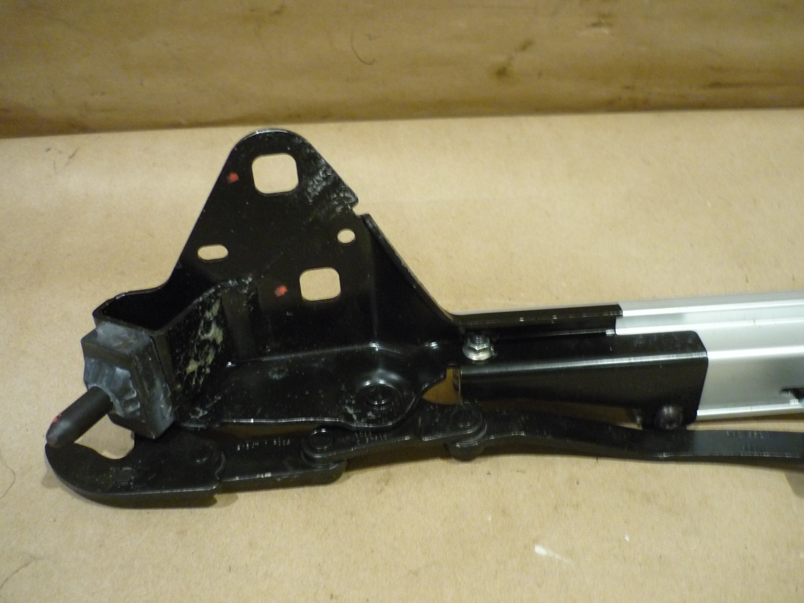 Ferrari California - RH Roof Kinematic Latch/ Slider (Damage) - P/N 82973600
