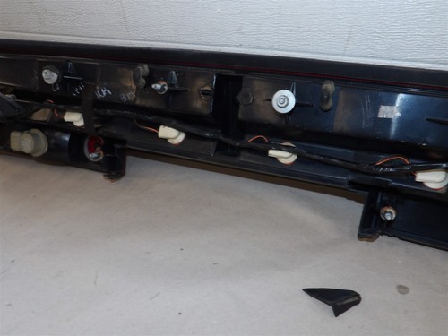 LINCOLN CONTINENTAL 1995-1997 CENTER TAIL PANEL TAILLIGHT WITH WIRING HARNESS - Picture 8 of 12