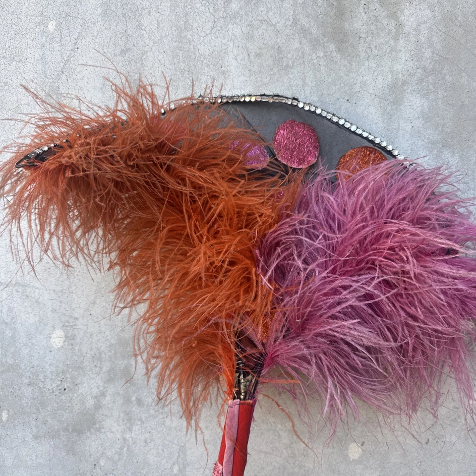 Sombrero Burlesque Vintage Años 30 Rosa y Naranja Terciopelo y Pluma Showgirl Foto 3 de 4