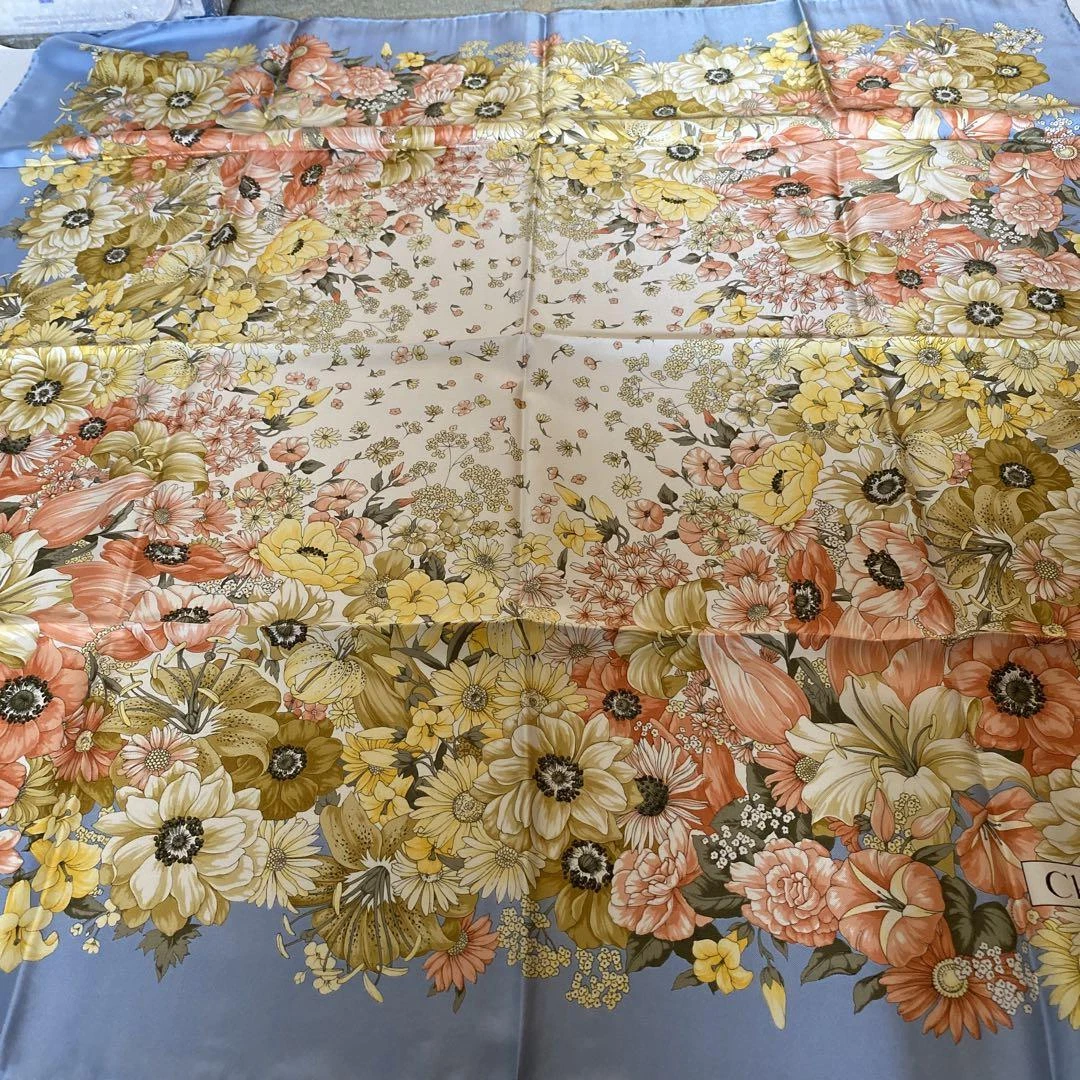Foulard Christian Dior neuf 33,5 x 33,5 pouces avec boite usure mineure plis pliés