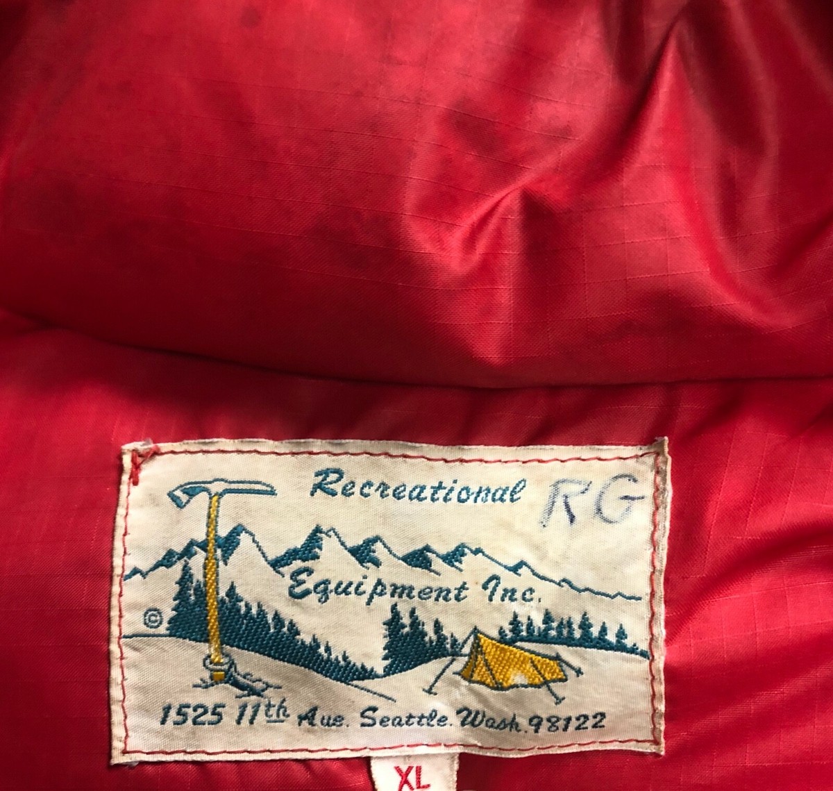 REI VINTAGE DOWN COAT MENS RED FULL ZIP VINTAGE 1970'S REI VINTAGE DOWN COAT MENS RED FULL ZIP VINTAGE 1970'S